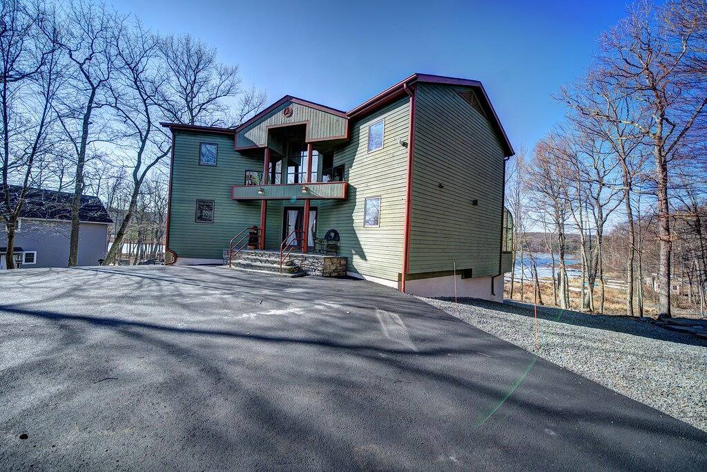 Water front boating, fishing, swimming, ski, golf, horseride, hike & more! in Masthope, Pike County