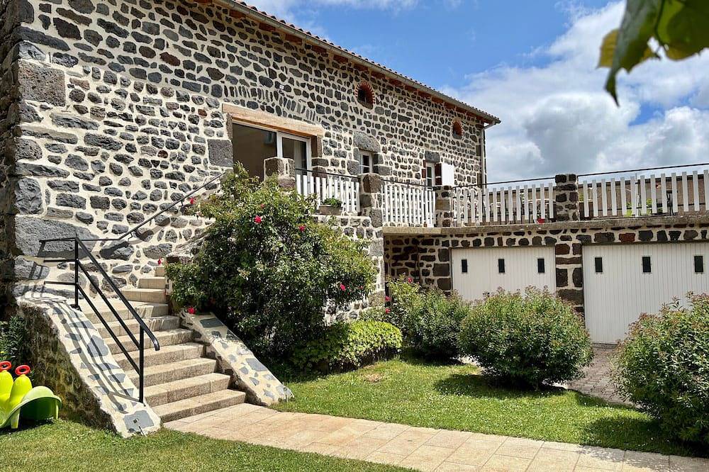 Gîte tout inclus avec terrasse, jardin et parkings, proche Puy-en-Velay et chemins de randonnée. in Séneujols, Haute-Loire