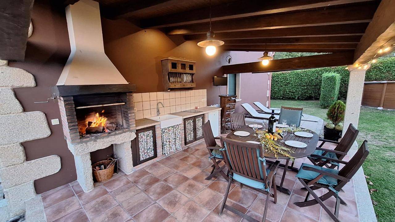Chalet Rural Toñita 400 m playa piscina barbacoa chimenea in Praia de Agrelo (Bueu), Bueu