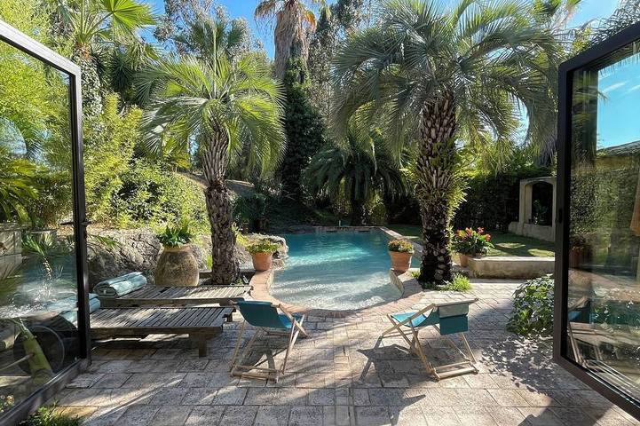 Gîte pour 8 personnes, avec jardin et piscine à Évenos