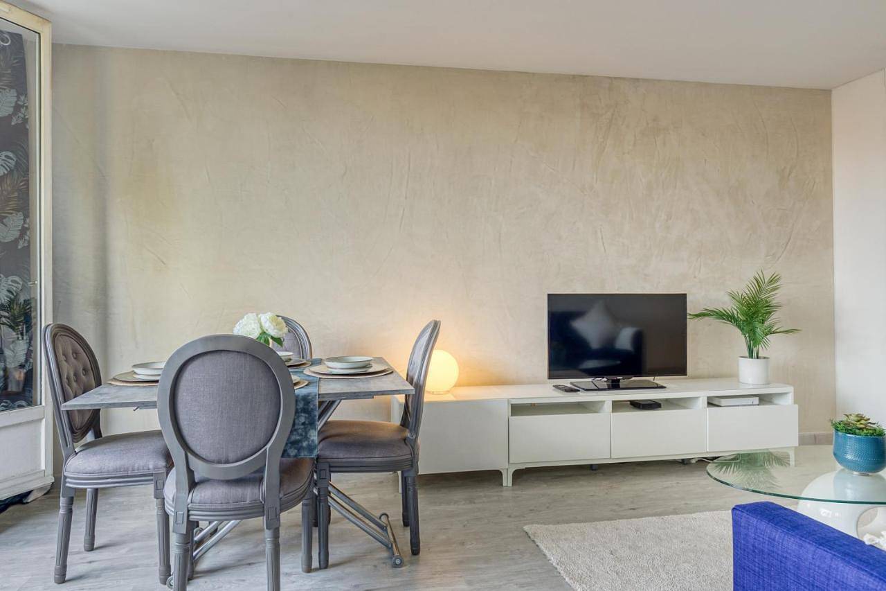 Appartement entier, One-Bedroom Apartment with Balcony in Longjumeau, Essonne