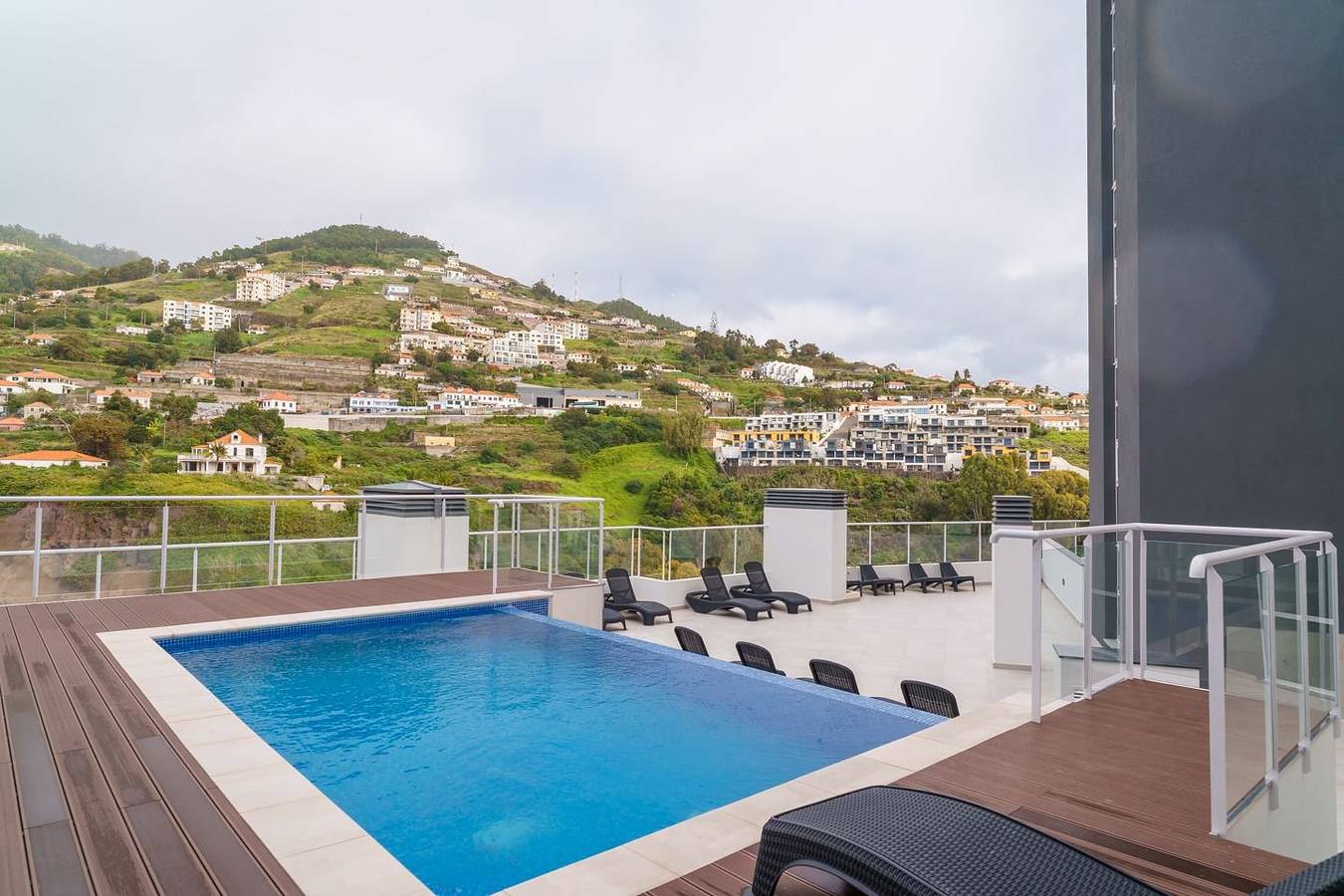 Apartamento entero, Guestready - Vista a la montaña con piscina in Caniço, Isla de Madeira