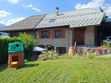 Location de vacances pour 10 personnes, avec sauna ainsi que vue et jardin à Saint-Avre