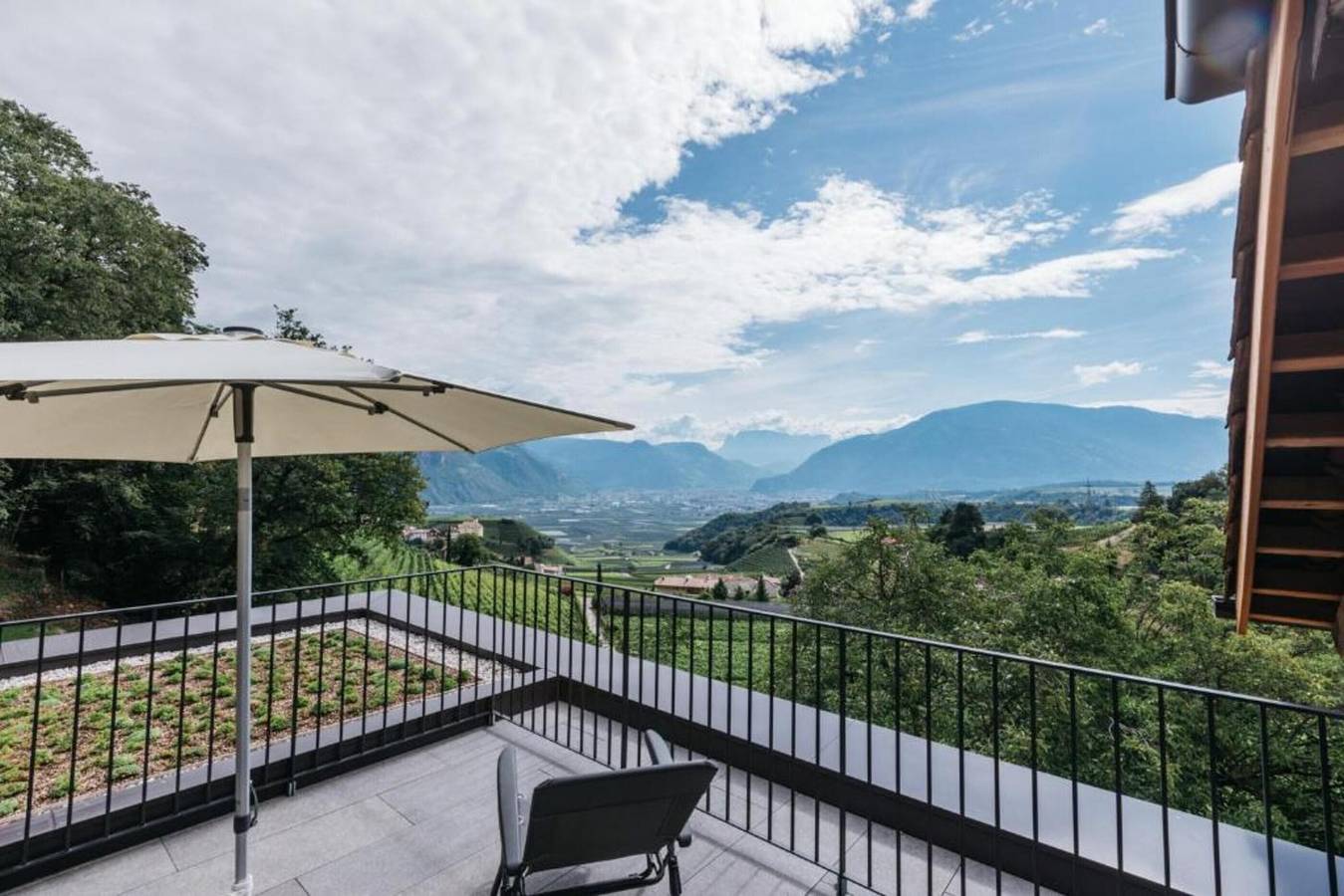 Entire apartment, Apartment 'Firmelein - Dachwohnung' with Mountain View, Private Terrace and Wi-Fi in Missian, Eppan an der Weinstraße