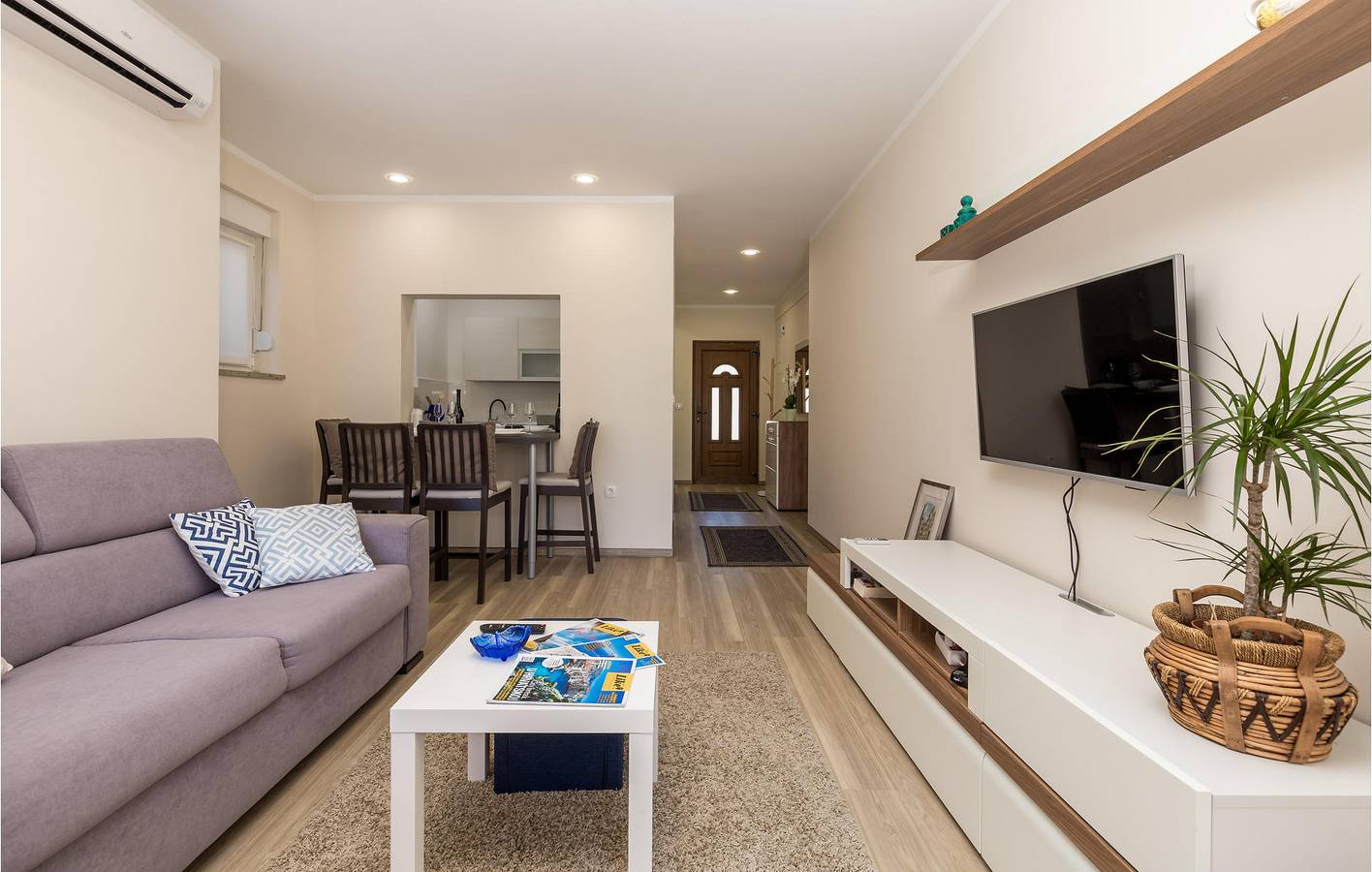 Ganze Ferienwohnung, Charmante Wohnung mit Terrasse, Parkplatz und nur 700 m vom Strand entfernt in Lovran, Opatija Riviera