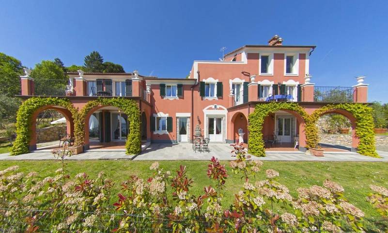 Ferienwohnung für 4 Personen, mit Balkon und Terrasse sowie Garten und Pool in La Spezia