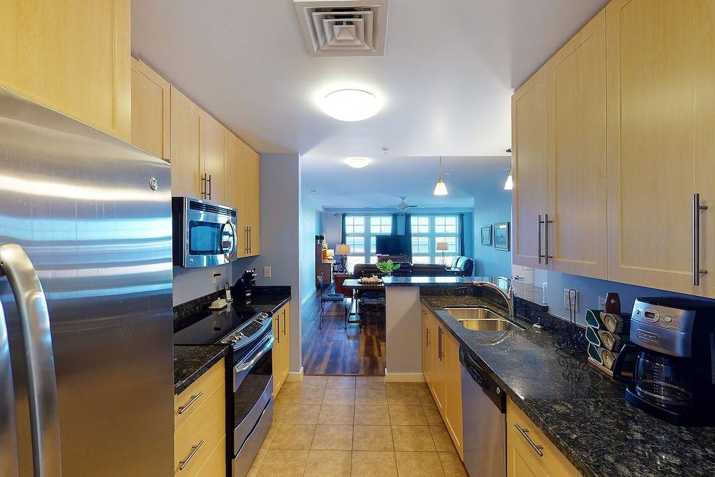 Ganze Wohnung, Updated, third-floor, bayfront condo with sunset views, 3 pools & 2 gyms in Virginia Beach