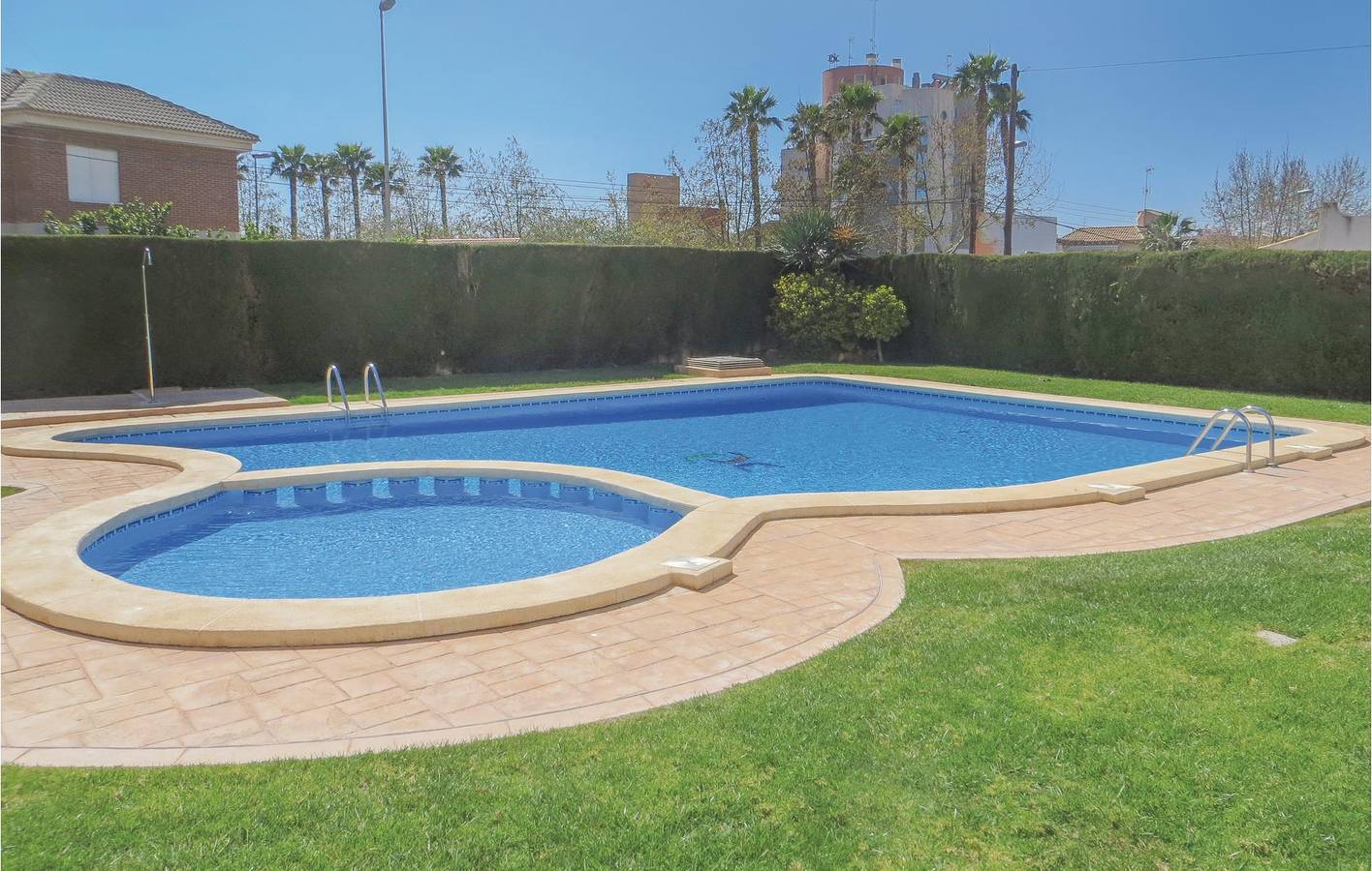 Entire holiday apartment, Beachside Apartment with WiFi, AC, Pool & Terrace in Torrevieja Centre, Torrevieja
