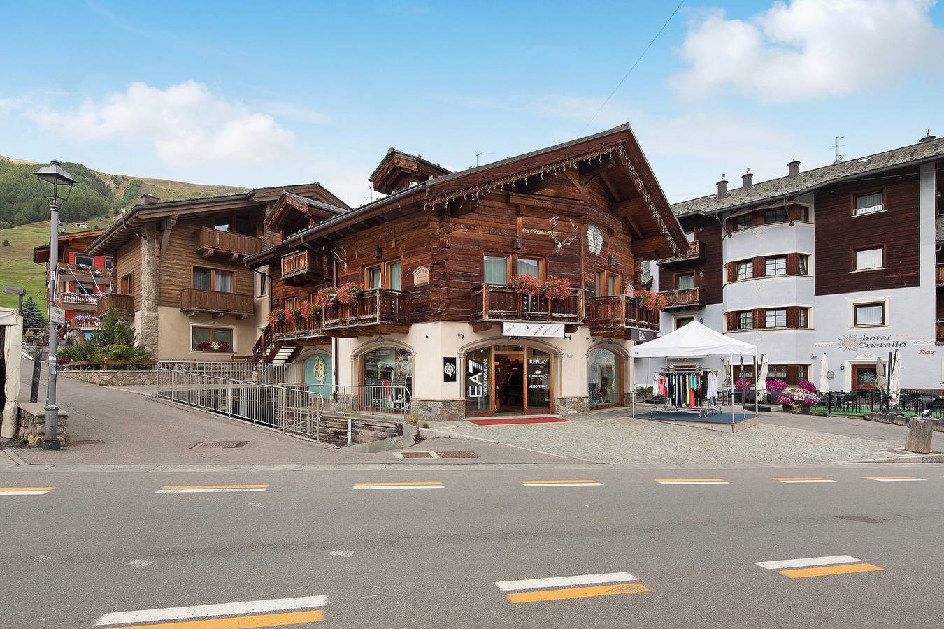 Appartement entier, Appartement 'Chalet Picchio Trilocale' avec vue sur les montagnes, balcon et Wi-Fi in Livigno (Town), Livigno