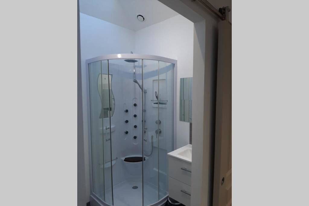 Appartement entier, One-Bedroom Apartment in Vic-le-Comte, Parc Naturel Régional Livradois-Forez