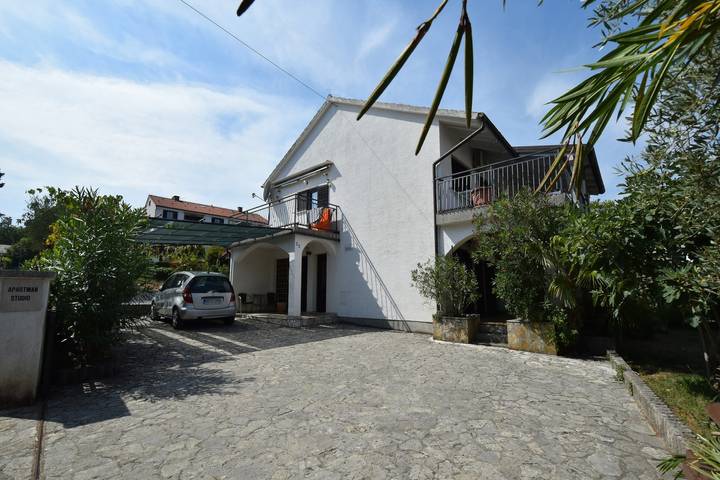 Appartement entier, Garçonniere avec la terrasse Vantacici, Krk As-20416-a in Vantačići, Krk