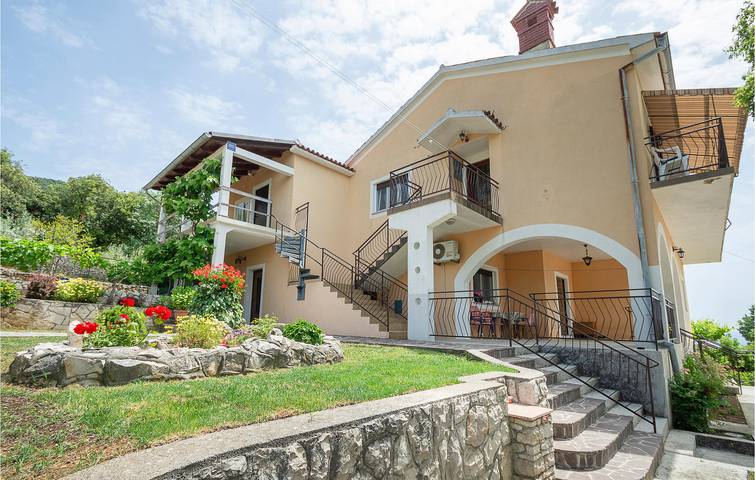 Ganze Ferienwohnung, Gemütliches Apartment mit 1 Schlafzimmer, Meerblick, WLAN und Terrasse, 1,5 km vom Strand entfernt in Raša, Ostküste Istrien