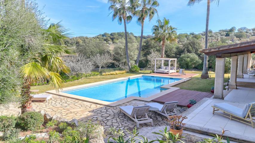 Villa für 6 Personen, mit Garten und Whirlpool sowie Balkon in Pollença