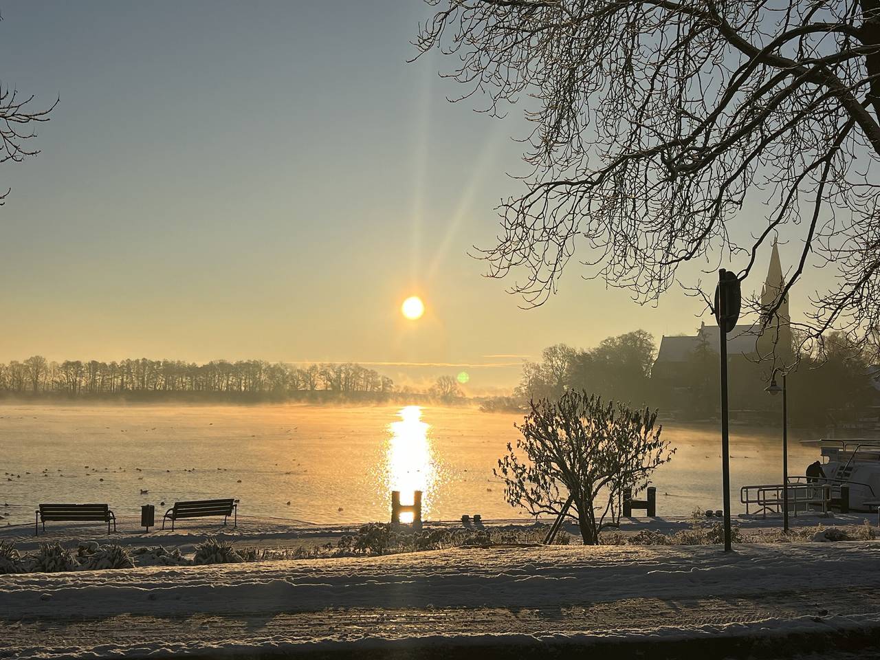 Ganze Wohnung, Ferienwohnung 'Souterain' mit Seeblick, privater Terrasse und Wlan in Röbel, Müritz