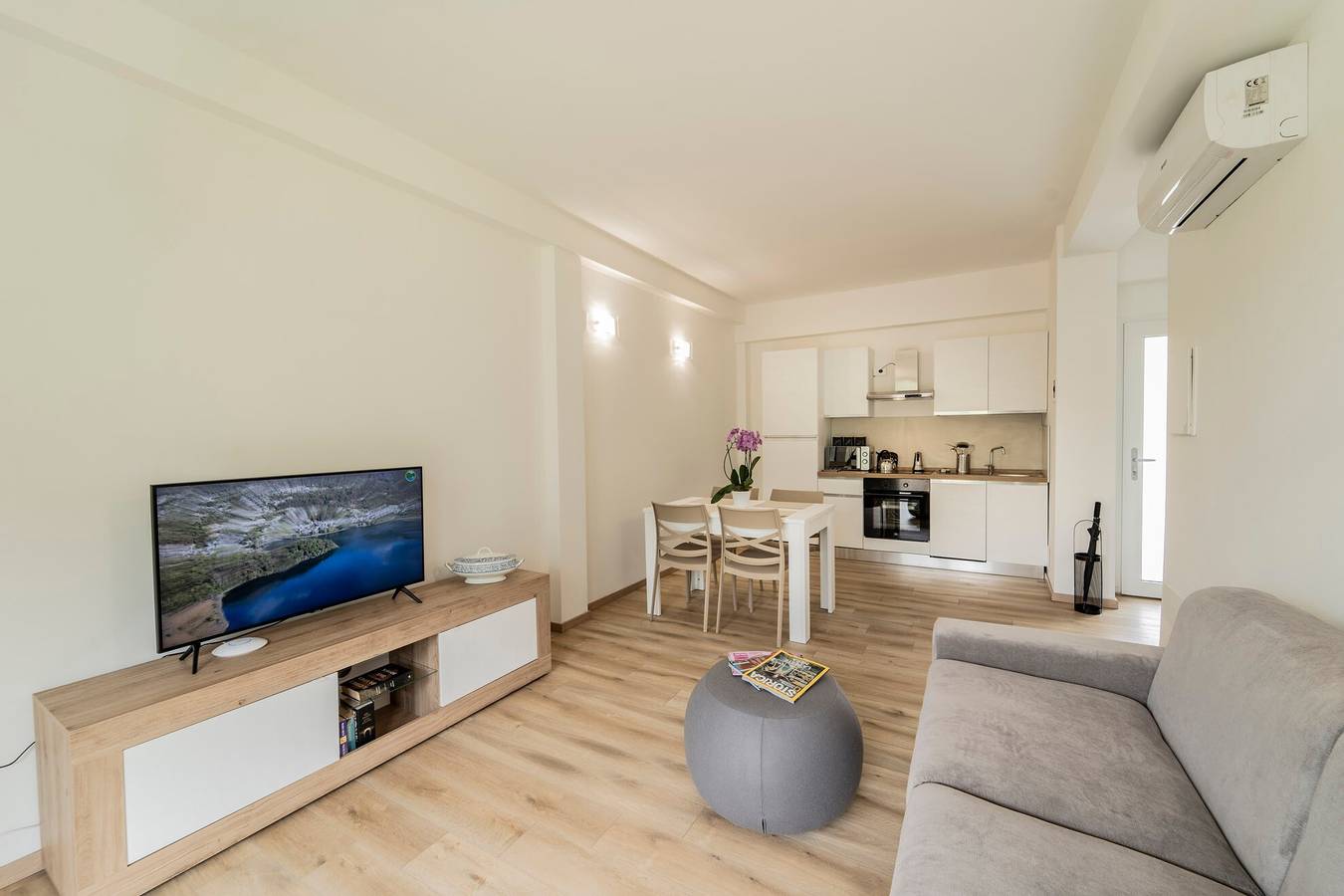Entire apartment, Holiday Apartment "2" with Lake View, Shared Pool & Shared Garden in Comune di Carlazzo, Lago di Lugano (Italy)