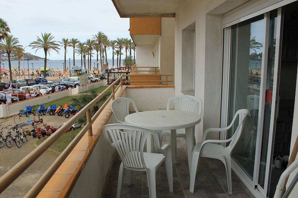Ganze Wohnung, Newly renovated apartment, located 50 meters from the sea, with swimming pool. in Sant Adrià de Besòs, Barcelonès