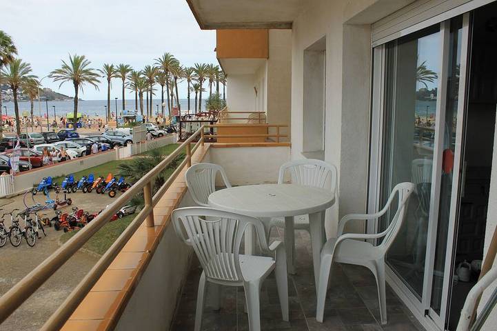 Ganze Wohnung, Newly renovated apartment, located 50 meters from the sea, with swimming pool. in Sant Adrià de Besòs, Barcelonès