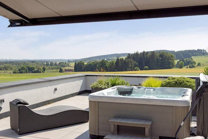 Entire apartment, Apartment 'Panorama' with Private Terrace, Balcony and Wi-Fi in Unterschwarzach, Bad Wurzach