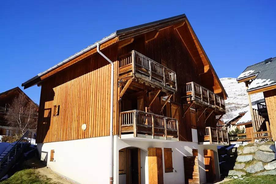 Entire apartment, Apartment in chalet near the slopes and ski school in Saint-Jean-d'Arves, Saint-Jean-de-Maurienne region