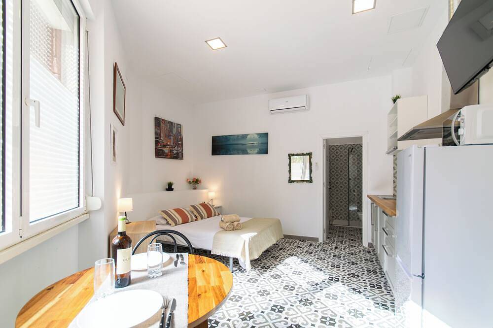 Appartement entier, Fully equipped studio, 15 minutes from downtown Bcn, 8 min. walk from the beach in Sant Adrià de Besòs, Barcelonès