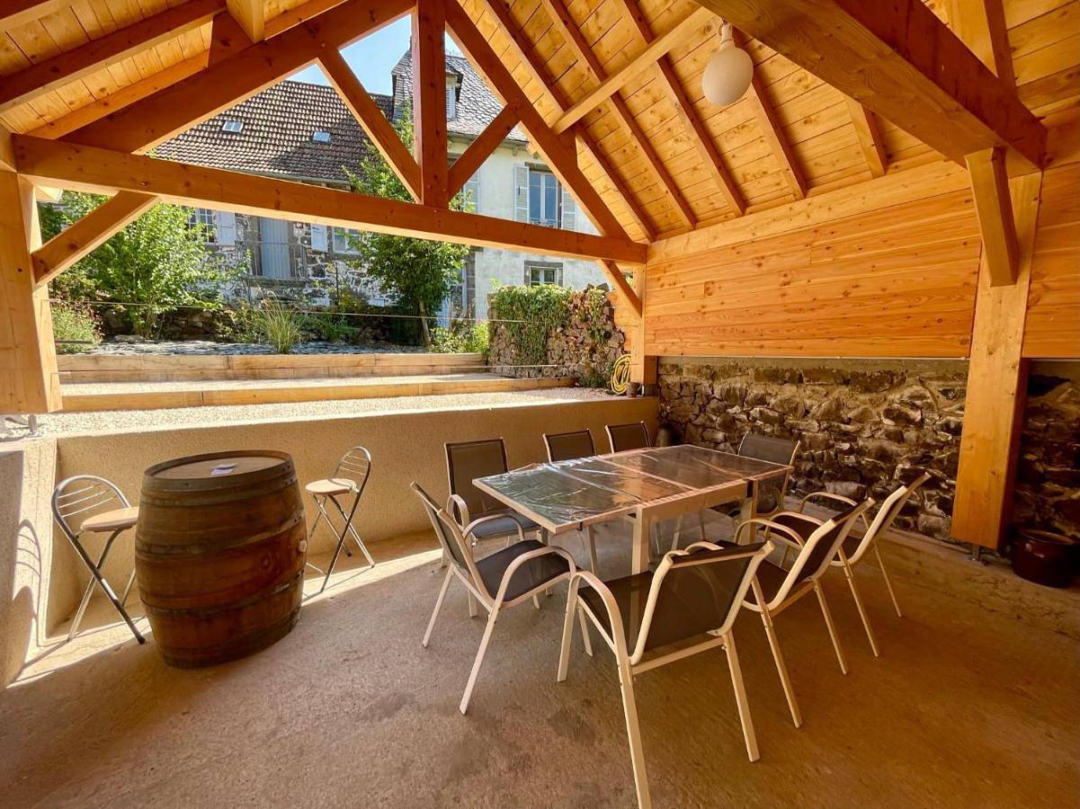 Maison de caractère rénovée avec terrain de pétanque in Saint-Cirgues-de-Jordanne, Région d'Aurillac