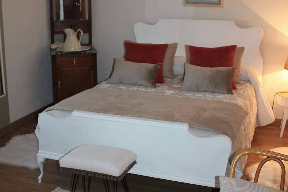 House: Valdivia's portal in Pomar de Valdivia, Montaña Palentina