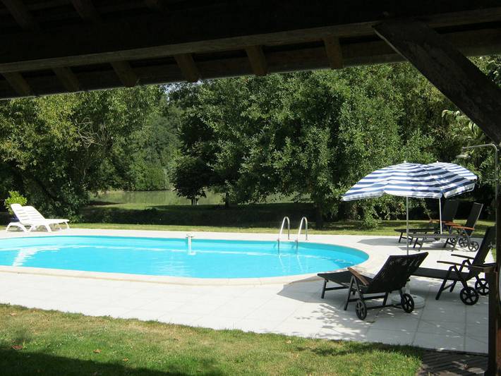 Gîte pour 4 personnes, avec vue sur le lac et jardin ainsi que piscine et terrasse à Meusnes