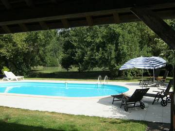 Gîte pour 4 personnes, avec piscine et terrasse ainsi que vue sur le lac et jardin dans le Loir-et-Cher