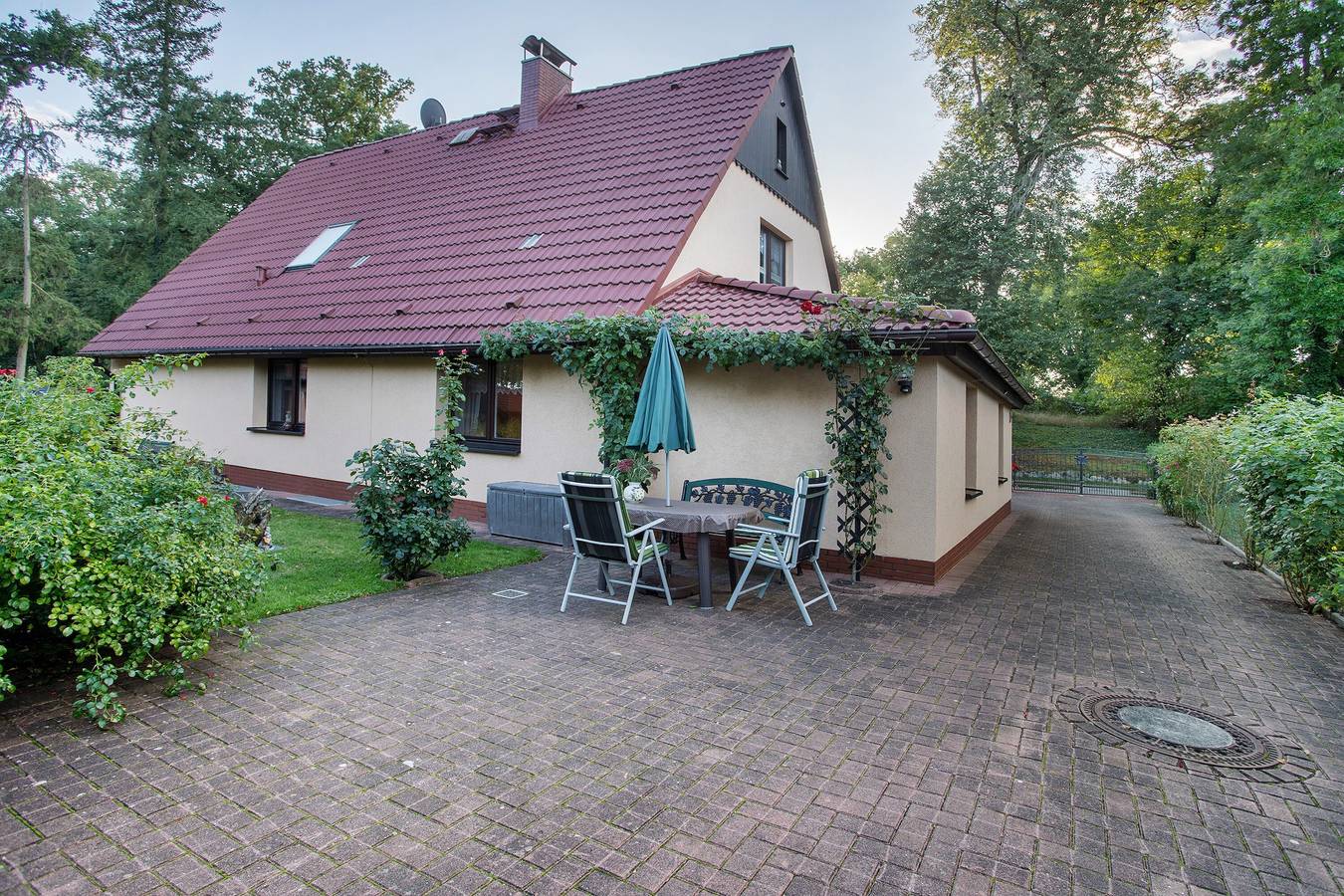 Ganze Wohnung, Ferienwohnung 'Rosi's Ferienwohnung' mit privatem Garten und Wi-Fi in Hohenzieritz, Mecklenburg-Strelitz