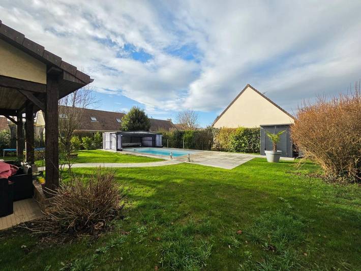 Location de vacances pour 12 personnes, avec Terrasse ainsi que Jardin et Piscine à Petiville