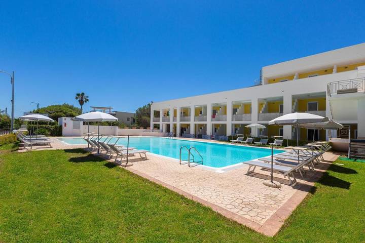 Appartamento per 6 persone, con panorama e balcone nonché giardino e piscina a Torre Specchia Ruggeri