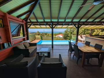 Cottage pour 5 personnes, avec vue ainsi que piscine et jardin dans Plage de la Perle