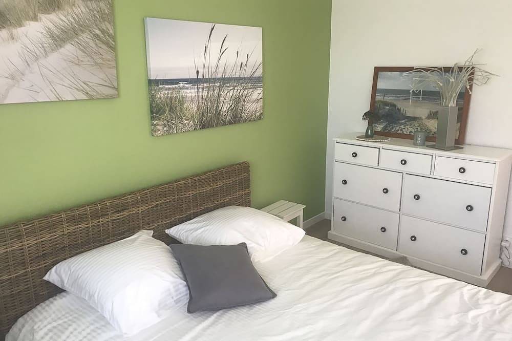 Beach house, at the foot of the dunes in Kerfissien, Cléder