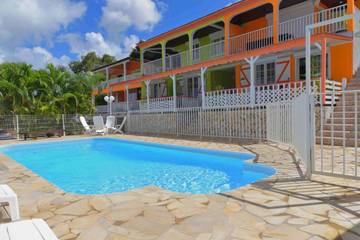 Gîte pour 2 personnes, avec jardin ainsi que piscine et vue à Grand-Bourg