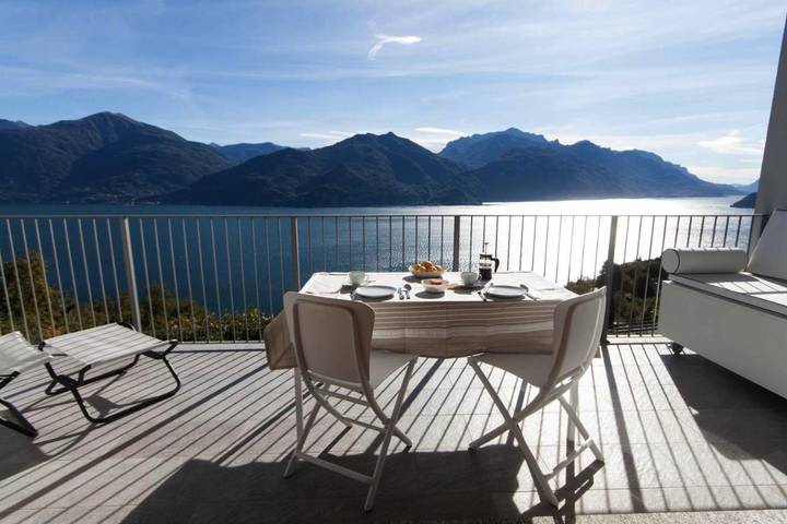 Vakantiehuis voor 2 personen, with uitzicht op het meer and zwembad as well as balkon aan het Comomeer