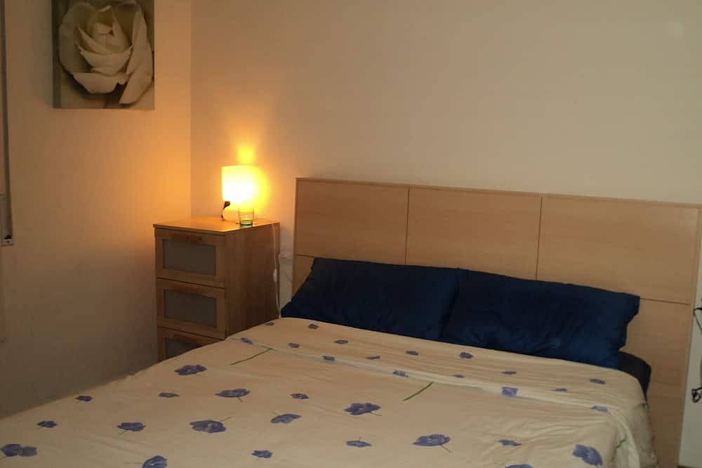 Apartamento entero, Apartamento con terraza y vistas al mar, pueblo y montañas. in Calella, Costa del Maresme