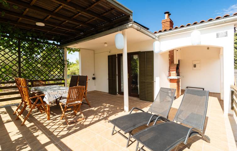 Gemütliche Ferienwohnung 2 km vom Strand entfernt mit WLAN, Klimaanlage, Terrasse und Parkplatz in Stari Grad, Hvar