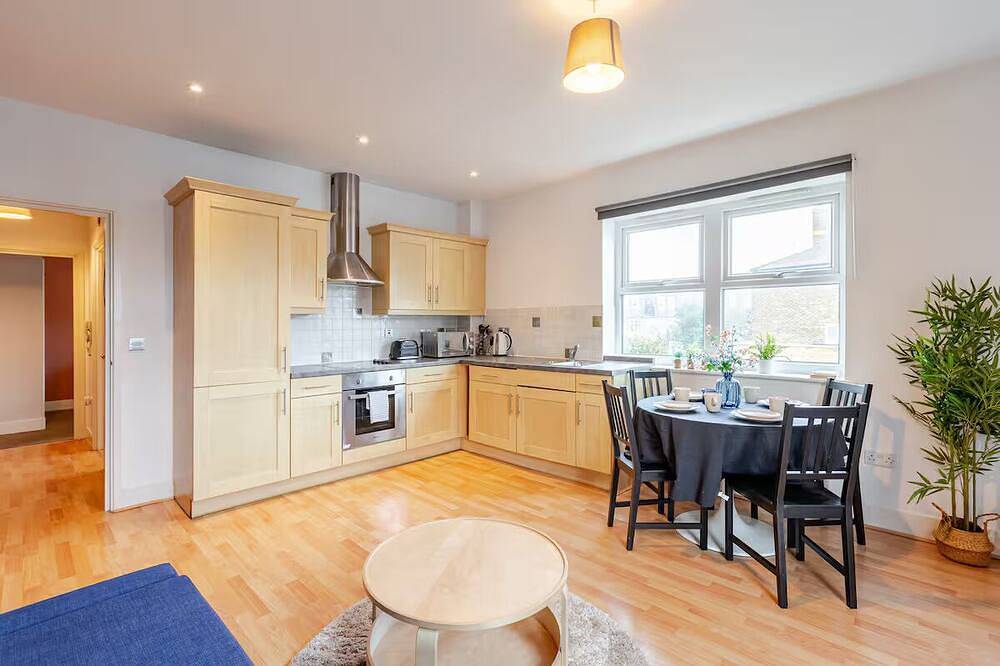 Cozy Urban Escape | Steps from Wimbledon Station in Merton, London