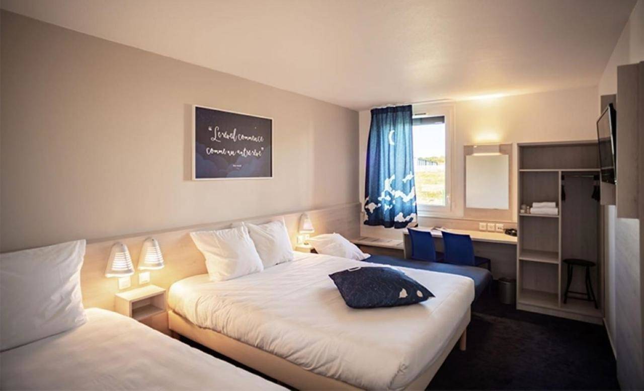 Quadruple Room (1 double bed, 1 single bed, 1 child bed (70/160cm)) in Salon-de-Provence, Côte méditerranéenne (France)