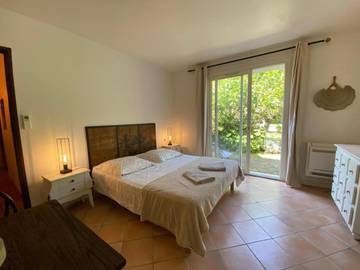 Cottage pour 2 personnes, avec jardin et vue dans Le Brusc