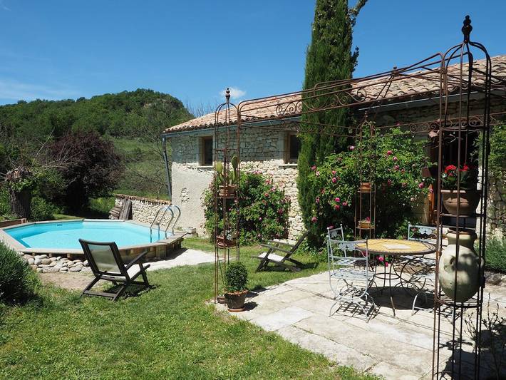 Gîte pour 3 personnes, avec jardin ainsi que piscine et terrasse, animaux acceptés