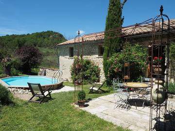 Gîte pour 3 personnes, avec jardin ainsi que terrasse et piscine, animaux acceptés dans les Alpes-de-Haute-Provence