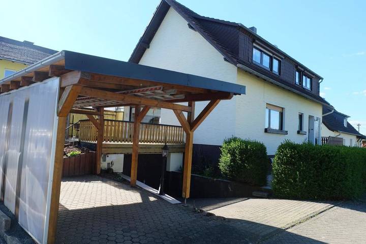 Ferienwohnung für 3 Personen, mit Terrasse und Ausblick in Dierdorf