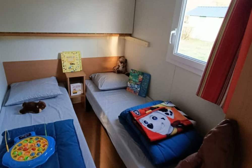 Mobile home for 4 with terrace in Saint-Geniez-d'Olt in Saint-Geniez-d'Olt-et-d'Aubrac, Parc naturel régional de l'Aubrac