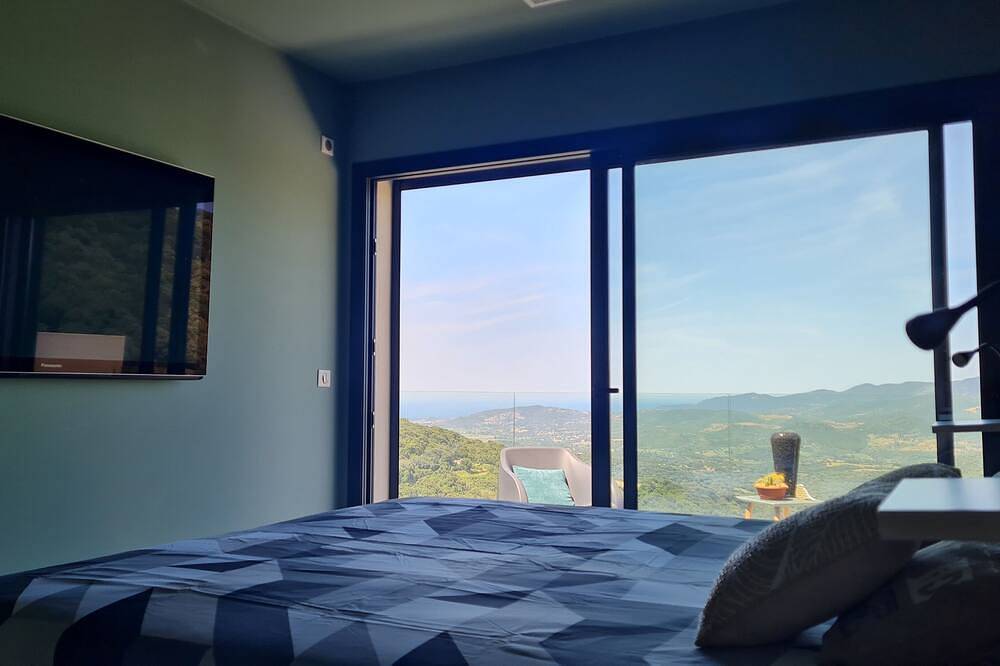 New quiet upscale air-conditioned villa + T2 with heated pool & sea view in Sollacaro, Distrito de Sartène