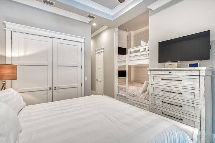 Vacation house for 28 people, with yard the Florida Panhandle