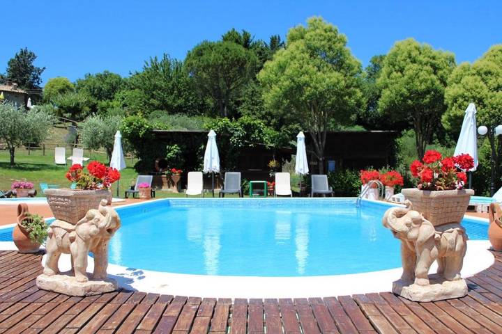 Agriturismo per 5 persone, con Idromassaggio e Terrazza nonché Giardino e Piscina per bambini a Gubbio