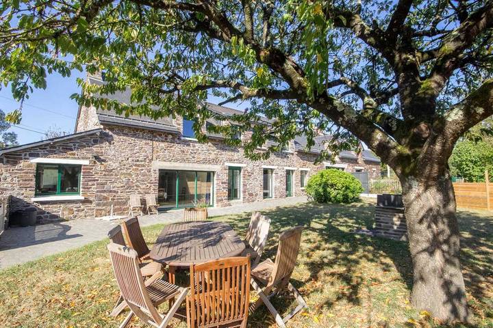 Gîte pour 10 personnes, avec Terrasse et Jardin à Campénéac