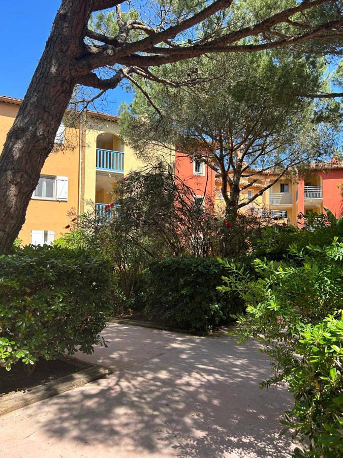 Gîte pour 4 personnes, avec piscine ainsi que jardin et vue dans Plage La Badine - 4