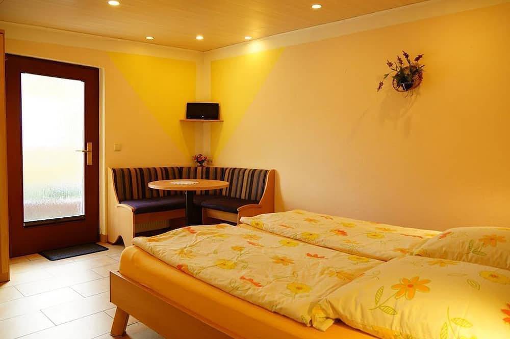 Doppelzimmer, Dusche, Wc - Pension Nr. 13 in Pirna, Elbsandsteingebirge